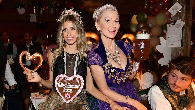 2023 folgten bereits zahlreiche Promis der Einladung von Cathy Hummels zum "WiesnBummel", wie Kabarettistin Désirée Nick. 2023 folgten bereits zahlreiche Promis der Einladung von Cathy Hummels zum "WiesnBummel", wie Kabarettistin Désirée Nick.