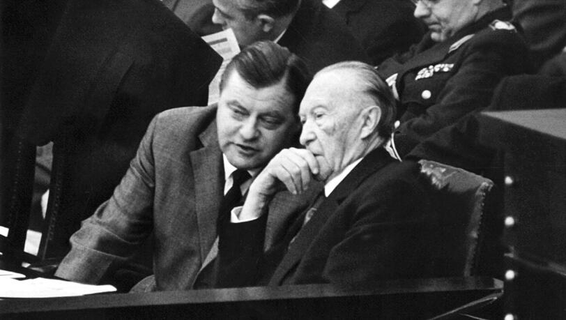 Franz Josef Strauß war einer der umstrittensten deutschen Politiker der Nachkriegszeit. Mehrere Jahre lang war er unter Bundeskanzler Konrad Adenauer (auf dem Bild neben Strauß) Verteidigungsminister. Franz Josef Strauß war einer der umstrittensten deutschen Politiker der Nachkriegszeit. Mehrere Jahre lang war er unter Bundeskanzler Konrad Adenauer (auf dem Bild neben Strauß) Verteidigungsminister.