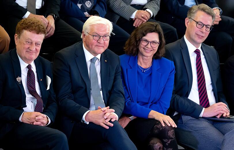 Hoher Besuch: Zum Auftakt der Feierwoche ist sogar Bundespräsident Frank-Walter Steinmeier gekommen. Neben ihm: Museumsdirektor Wolfgang M. Heckl (l), Landtagspräsidentin Ilse Aigner (CSU) und Bayerns Wissenschaftsminister Markus Blume.