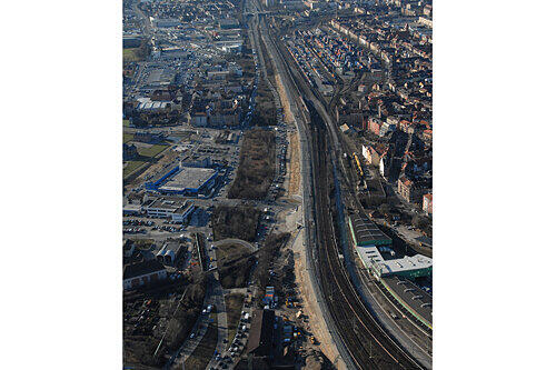 Die Baustelle in Nürnberg aus der Vogelperspektive: Entlang des Frankenschnellwegs von der Schwabacher Straße (vorne) werden die neuen S-Bahn-Schienen Richtung Fürth verlegt.