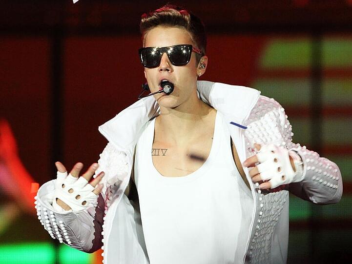 Weißer Ferrari, weißes Unterhemd: Justin Bieber