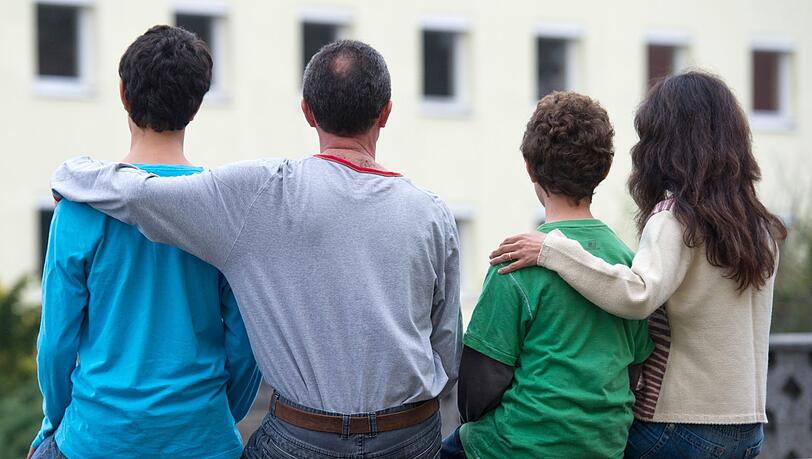Eine syrische Familie sitzt vor einem Asylwohnheim der Zentralen Ausländerbehörde des Landes Brandenburg. Eine syrische Familie sitzt vor einem Asylwohnheim der Zentralen Ausländerbehörde des Landes Brandenburg.