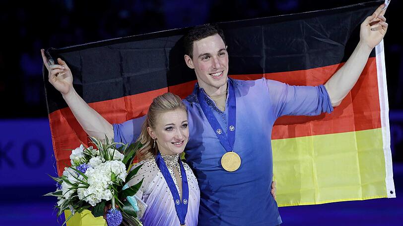 DIE GEWINNER DES SPORTJAHRES 2018 - ALJONA SAVCHENKO/BRUNO MASSOT: Nach der letzten Figur liegt Aljona Savchenko völlig entkräftet aber glücklich auf dem Eis, ihr Partner Bruno Massot beugt sich über sie für eine Umarmung. Mit der Kür ihres Lebens holen die Eiskunstläufer sensationell noch Olympia-Gold, das erste für Deutschland im Paarlauf seit 66 Jahren. Das Video der Kür wird millionenfach angeschaut, auch Laien begreifen die Leistung.
