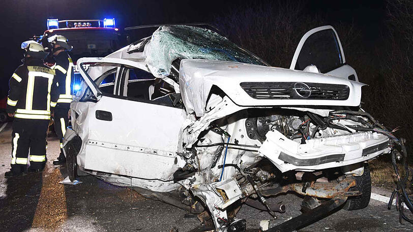 Schwerer Verkehrsunfall auf der FTO: Ein Opel Astra kommt von Straße ab und rast in den Gegenverkehr.