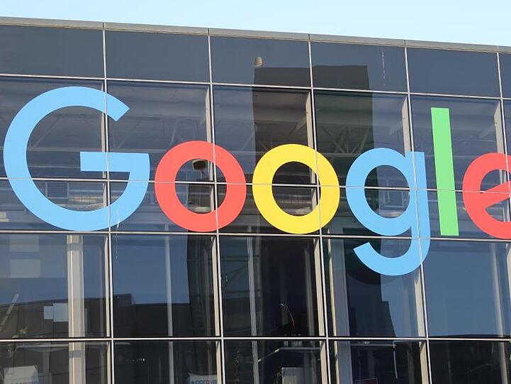 Google muss erneut eine Geldstrafe zahlen. Das Unternehmen geriet in der Vergangenheit auch in den USA und in Brüssel unter Druck.