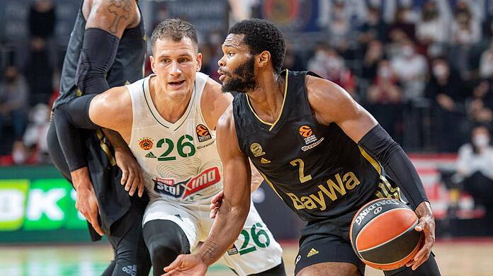 Die Basketballer des FC Bayern haben in der EuroLeague Panathinaikos Athen knapp geschlagen.