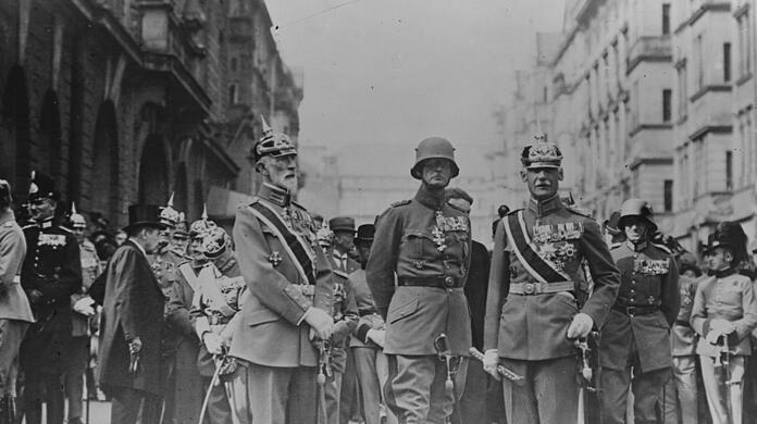 General Felix Ludwig Graf von Bothmer, der bayerische Landeskommandant General Otto von Lossow und Ex-Kronprinz Rupprecht zwei Wochen nach Ausrufung des Ausnahmezustands am 10. Oktober 1923 (von links nach rechts).
