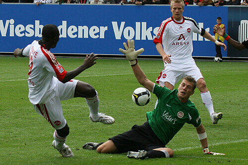 Trainer Michael Oenning glaubt an Boakye, der gegen Wehens Keeper Walke (Mitte) beste Möglichkeiten versiebte.