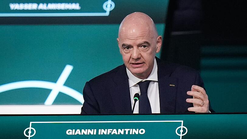 Wird jetzt auch von Fan-Vereinigungen massiv angegangen: Gianni Infantino. (Archivbild)