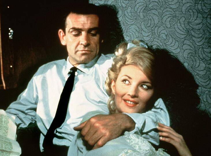 In jedem Film eine andere Schönheit an der Seite von 007: Hier hält James Bond (Sean Connery) die junge Russin Tatiana Romanova (Daniela Bianchi)  im Orient-Express in seinen Armen. Szene des Films "Liebesgrüße aus Moskau".
