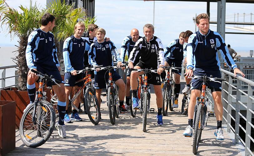 Angenommen, das Trainingslager der Löwen hätte einen Soundtrack - "Ja, mia san mitm Radl da" wäre das Lied zum dritten Tag in Neusiedl.