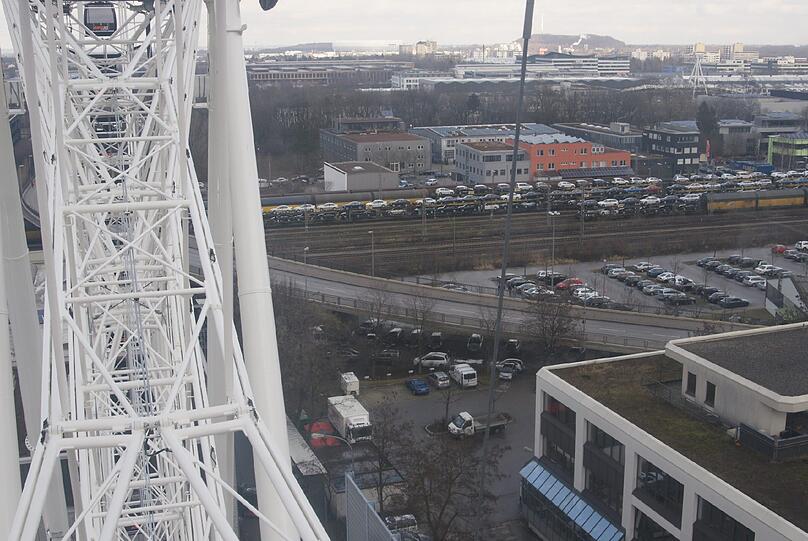 Gigantisch: Dieses Gefährt lässt das Wiesn-Riesenrad winzig aussehen.