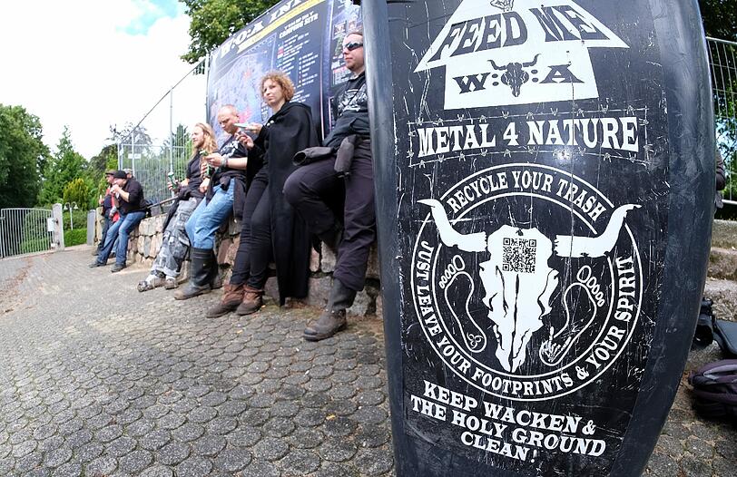 So ein Dreck! Das Wacken Open Air 2015 wird wohl ein schlammiges Unterfangen werden. Am Donnerstag geht's offiziell los, die ersten Metalfans sind schon da. Die Bilder aus Wacken.