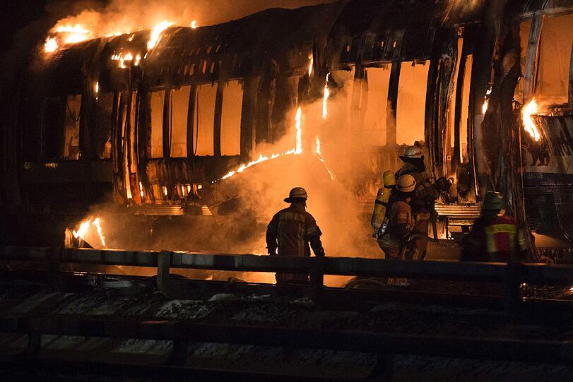 Ein technischer Defekt soll für das Feuer in dem Regionalzug verantwortlich sein. Die Bilder.