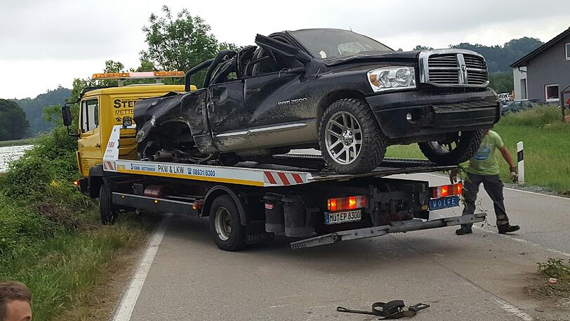 Der Dodge überschlug sich und entwurtzelte zwei Bäume. Die Bilder von der Unfallstelle.