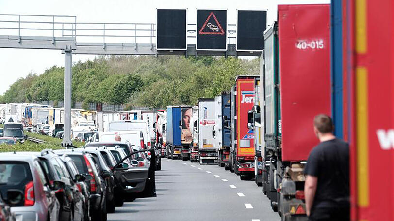 Rettungsgassen werden immer öfter nicht rechtzeitig gebildet, wodurch Einsatzkräfte massiv behindert werden.