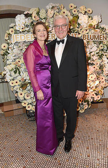 Bundespräsident Frank-Walter Steinmeier (SPD) und Ehefrau Elke Büdenbender beim tanzen.