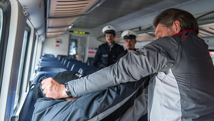 Randale im Zug: Die Bundespolizei ermittelt gegen einen 20-jährigen Mühldorfer (Symbolbild). Randale im Zug: Die Bundespolizei ermittelt gegen einen 20-jährigen Mühldorfer (Symbolbild).