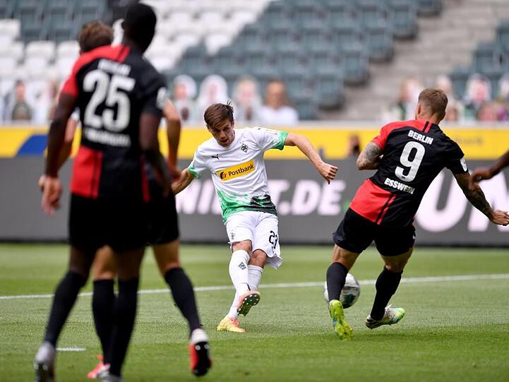 Jonas Hofmann (M) brachte Borussia Mönchengladbach mit seinem Tor auf Kurs Richtung Champions League.