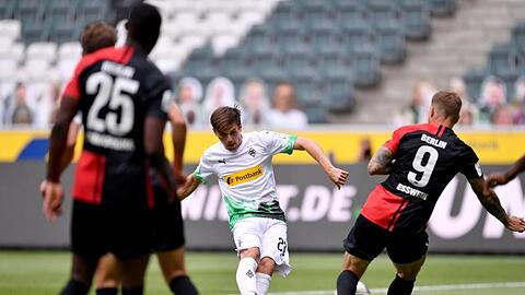Jonas Hofmann (M) brachte Borussia Mönchengladbach mit seinem Tor auf Kurs Richtung Champions League.