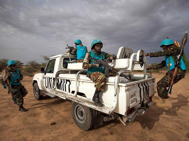 Tansanische Soldaten der UNAMID-Mission im Sudan (Archiv). Das aktuelle Mandat erlaubt eine Unterstützung der UN-Mission mit bis zu 50 Soldatinnen und Soldaten aus Deutschland. Dabei werden vor allem Militärbeobachter und Militärbeobachterinnen seitens der Bundeswehr gestellt.