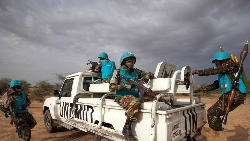 Tansanische Soldaten der UNAMID-Mission im Sudan (Archiv). Das aktuelle Mandat erlaubt eine Unterstützung der UN-Mission mit bis zu 50 Soldatinnen und Soldaten aus Deutschland. Dabei werden vor allem Militärbeobachter und Militärbeobachterinnen seitens der Bundeswehr gestellt. Tansanische Soldaten der UNAMID-Mission im Sudan (Archiv). Das aktuelle Mandat erlaubt eine Unterstützung der UN-Mission mit bis zu 50 Soldatinnen und Soldaten aus Deutschland. Dabei werden vor allem Militärbeobachter und Militärbeobachterinnen seitens der Bundeswehr gestellt.