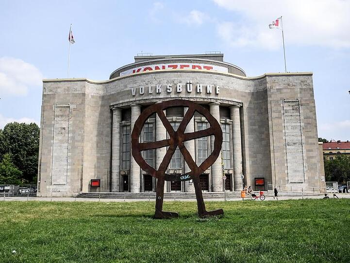 Die Berliner Volksbühne mit dem Räuberrad bekommt einen neuen Intendanten.