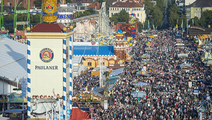Ungewohnte Bilder: Menschenmassen auf dem Oktoberfest.