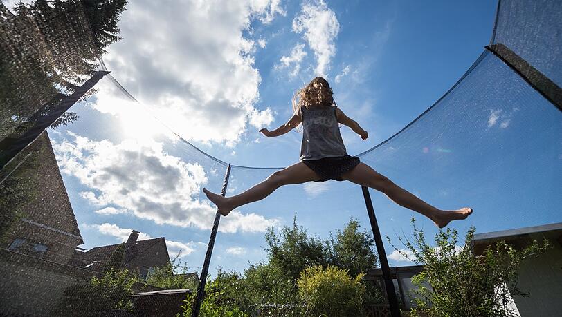 Der Aufenthalt ganz weit oben ist kurz, das Vergnügen ganz ordentlich. Zumindest für die Generation Trampolin, die ohne Laufstall aufgewachsen ist...
