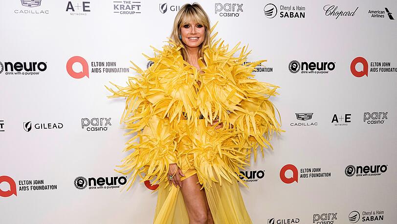 Mit diesem Kleid hat Model Heidi Klum viel Spott auf Twitter kassiert.