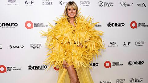 Mit diesem Kleid hat Model Heidi Klum viel Spott auf Twitter kassiert.