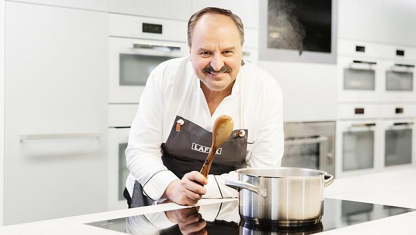 Johann Lafer ist ein Profi am Herd - dieser bleibt für seine Suppenrezepte aber aus.