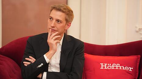 Dominik Krause auf dem AZ-Sofa im Deutschen Theater.