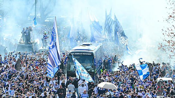 Die Duisburger Mannschaft wurde bei der Ankunft am Stadion von einem Meer aus Fans empfangen. Die Duisburger Mannschaft wurde bei der Ankunft am Stadion von einem Meer aus Fans empfangen.