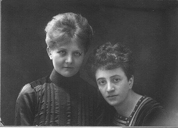 Frauenvereins-Vorsitzende Ika Freudenberg (l.) mit der niederländischen Frauenrechtlerin Sophia Goudstikker. Frauenvereins-Vorsitzende Ika Freudenberg (l.) mit der niederländischen Frauenrechtlerin Sophia Goudstikker.