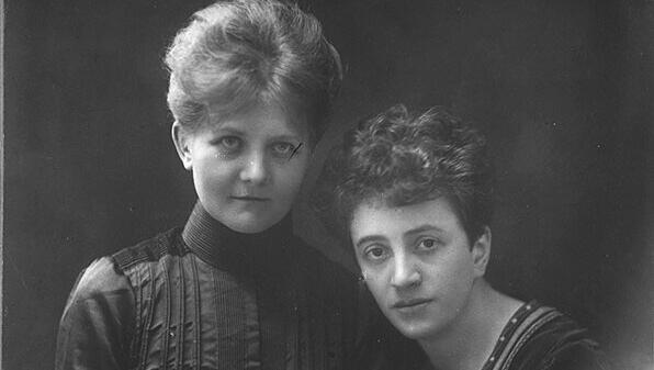 Frauenvereins-Vorsitzende Ika Freudenberg (l.)  mit der niederl&auml;ndischen Frauenrechtlerin Sophia Goudstikker.