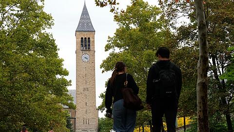 Die ehemalige Studentin wirft sieben M&auml;nnern einer Verbindung vor, sie sexuell missbraucht und vergewaltigt zu haben.