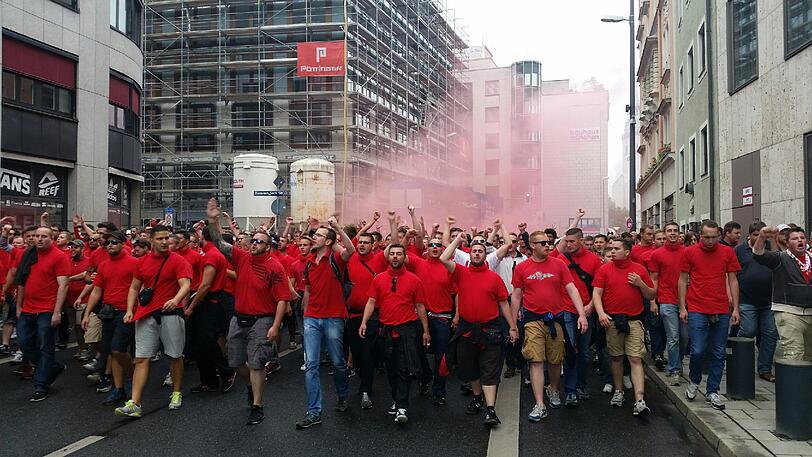 Derby-Stimmung in München: Unter Beobachtung der Polizei versammelten sich die Bayernfans am Vormittag im Tal. Vor dem Grünwalder Stadion kamen die Löwenfans dazu. Rund Tausend Polizisten sind im Einsatz.