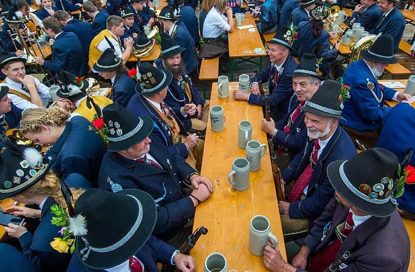 Dieses Bild könnte es nächstes Jahr wieder geben: Schützen gönnen sich eine Maß im Festzelt Tradition.