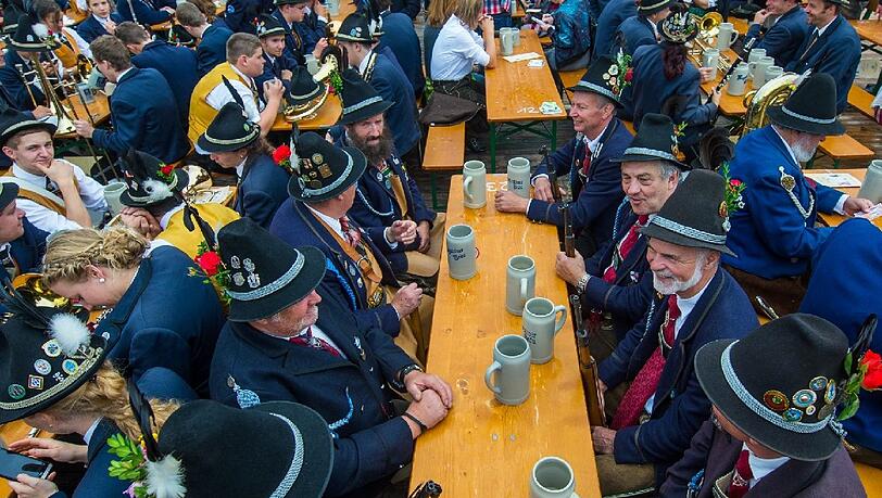 Dieses Bild könnte es nächstes Jahr wieder geben: Schützen gönnen sich eine Maß im Festzelt Tradition. Dieses Bild könnte es nächstes Jahr wieder geben: Schützen gönnen sich eine Maß im Festzelt Tradition.