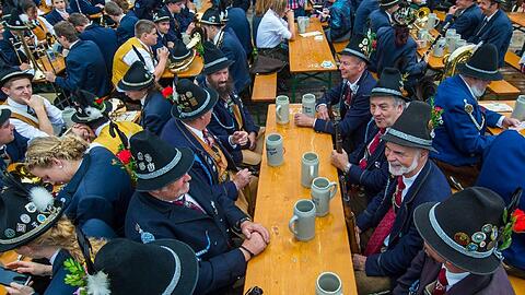 Dieses Bild könnte es nächstes Jahr wieder geben: Schützen gönnen sich eine Maß im Festzelt Tradition.
