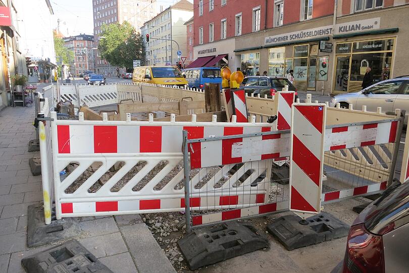 ... muss die Leitung verlegt werden. Denn eine Versorgungsleitung ist defekt.
