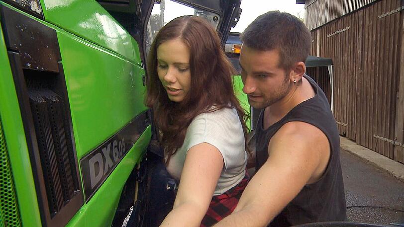 Beim Treckerwaschen kommen sich Daniel (25) und Lina (21) näher. Sie sind schwer verliebt.
