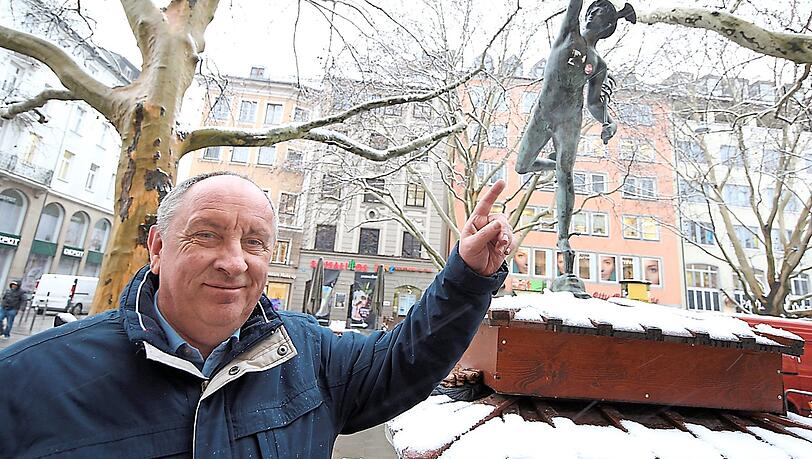 Dort oben auf den Dächern der Altstadt: Bezirksausschussvorsitzender Wolfgang Neumer deutet am Merkurbrunnen im Tal in Richtung der größtenteils unauffälligen Mobilfunkmasten auf Münchner Häusern. Dort oben auf den Dächern der Altstadt: Bezirksausschussvorsitzender Wolfgang Neumer deutet am Merkurbrunnen im Tal in Richtung der größtenteils unauffälligen Mobilfunkmasten auf Münchner Häusern.