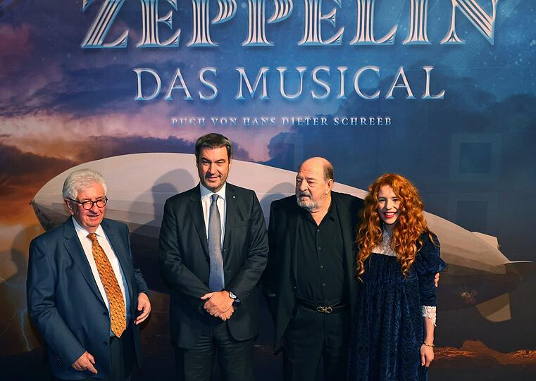 Hans Dieter Schreeb, Autor (l-r), Markus Söder, bayerischer Ministerpräsident und CSU-Vorsitzender, Ralph Siegel, Komponist und dessen Frau Laura stehen vor der Weltpremiere des Musicals "Zeppelin" vor Fotografen.