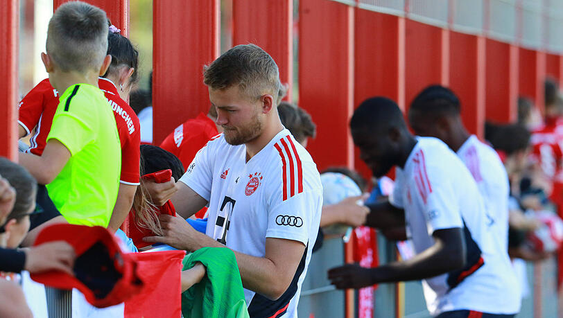 Damit ist erstmal Schluss: Die Bayern-Stars sollen wegen Corona keine Autogramme mehr geben.
