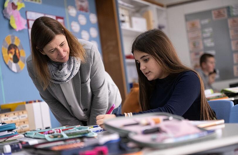 In ganz Deutschland fehlen Lehrerinnen und Lehrer - Bayern will sie auch aus anderen Bundesländern abwerben. An den Plänen gibt es viel Kritik - unter anderem aus Sachsen-Anhalt.