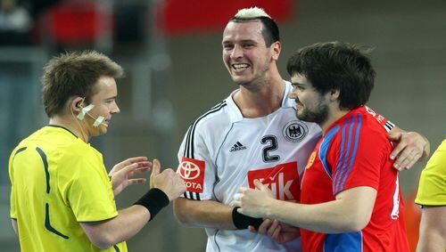 Pascal Hens (Mi.) umarmt hier zwar nach dem 26:26 seinen russischen Gegenspieler, zufrieden mit dem WM-Auftaktspiel war er aber nicht. Pascal Hens (Mi.) umarmt hier zwar nach dem 26:26 seinen russischen Gegenspieler, zufrieden mit dem WM-Auftaktspiel war er aber nicht.