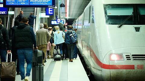 Die chronischen Pannen bei der Bahn haben Auswirkungen: Laut einer Umfrage meiden viele Menschen die Züge. (Symbolbild) Die chronischen Pannen bei der Bahn haben Auswirkungen: Laut einer Umfrage meiden viele Menschen die Züge. (Symbolbild)