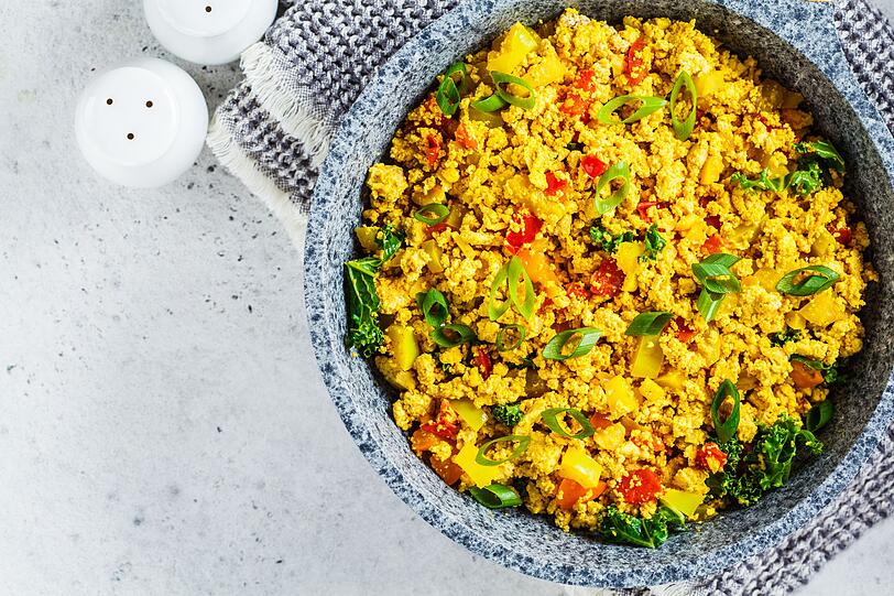 Auch dieses Fr&uuml;hst&uuml;ck h&auml;lt den Blutzucker stabil: Spiegeleier mit Spinat und Pilzen. F&uuml;r mehr Vielfalt einfach anderes Gem&uuml;se wie Tomaten oder Paprika dazugeben - das bringt Abwechslung und liefert Ballaststoffe f&uuml;r den Darm. Vegetarier k&ouml;nnen eine Tofu-R&uuml;hrei-Variante zubereiten. Daf&uuml;r 200 g festen Tofu mit einer Gabel zerdr&uuml;cken, 75 g Sojajoghurt und Gew&uuml;rze wie Kurkuma, Knoblauch, Pfeffer und zwei TL Hefeflocken einr&uuml;hren und in der Pfanne wie R&uuml;hrei anbraten.